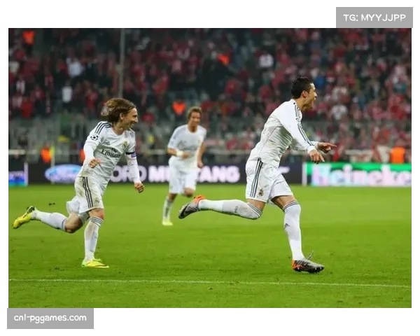 赛前动态：拜仁慕尼黑在公开训练中演练了多种前场边线球进攻战术