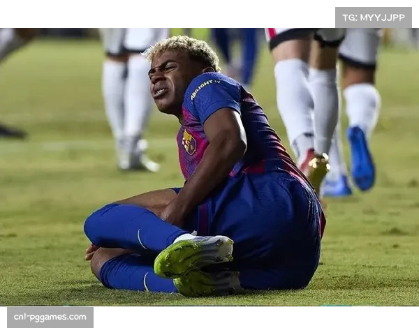 巴萨16岁小将阿杰伊撞上球场外围墙导致手腕骨折